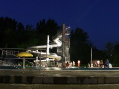 Schwimmbad bei Nacht